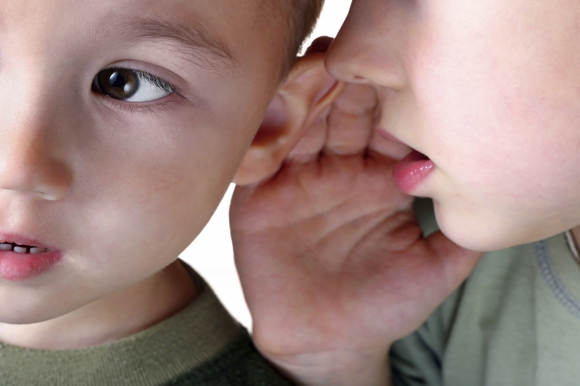 Ребенок разговаривает звуки. Слух и речь. Шепот на ухо ребенку. Дети с нарушением слуха..